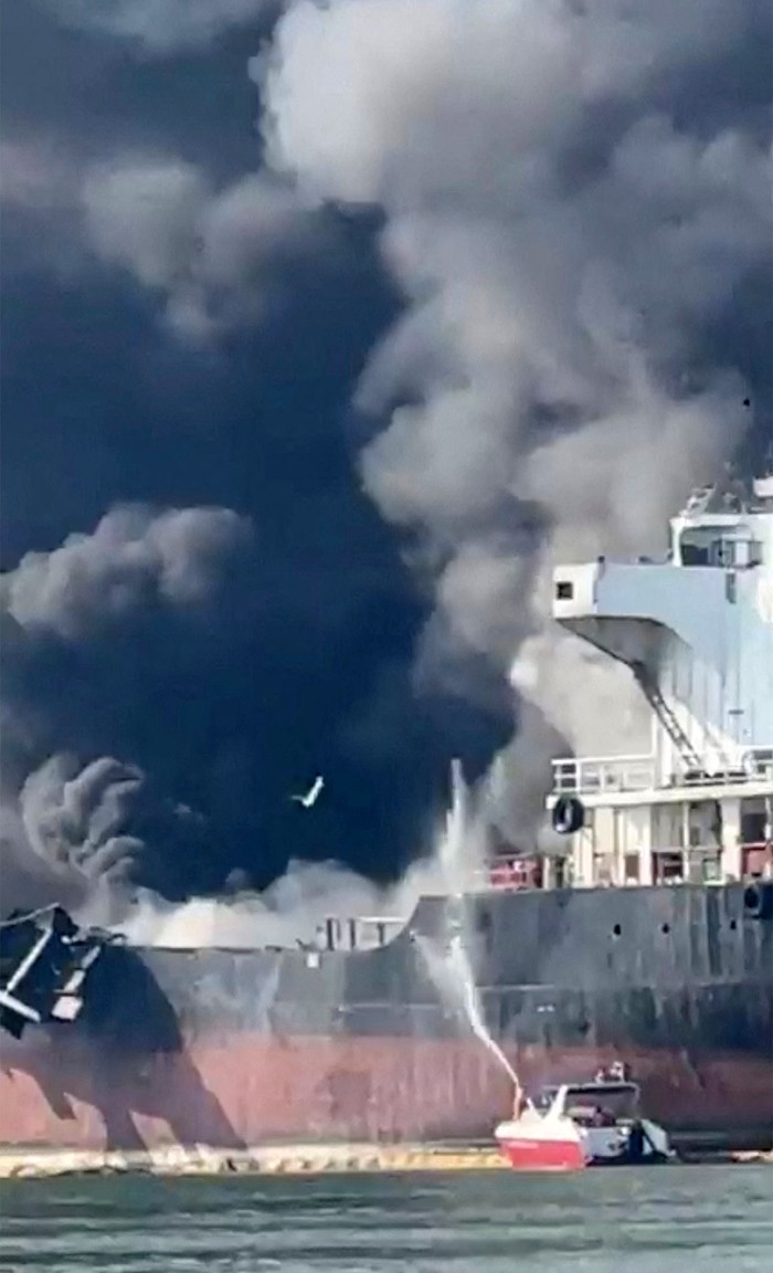 Kapal Tanker Terbakar di Thailand Sebuah kapal tanker Smooth Sea 22 terbakar dan meledak di Thailand, Selasa (17/1/2023). Kapal tanker itu terbakar saat sedang menjalani perawatan rutin.