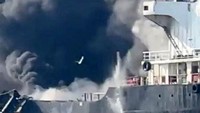 Kapal tanker terbakar saat menjalani perawatan rutin di galangan kapal di sungai Mae Klong, Samut Songkhram,.