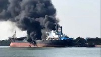 Asap hitam membubung tinggi dari kapal tanker yang terbakar di Samut Songkhram, Thailand.