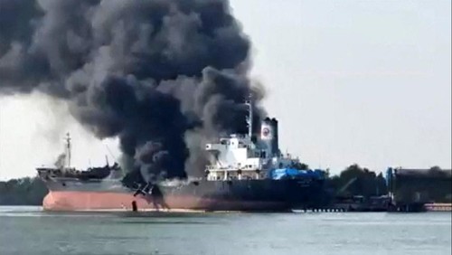 Sebuah kapal tanker Smooth Sea 22 terbakar dan meledak di Thailand, Selasa (17/1/2023). Kapal tanker itu terbakar saat sedang menjalani perawatan rutin.