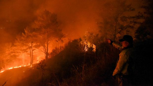 Karhutla artinya kebakaran hutan dan lahan. Bencana kebakaran hutan dan lahan dapat terjadi akibat faktor alam atau perbuatan manusia.