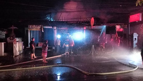 Kebakaran bangunan berisi tiga toko dan lima kamar kos di Jalan Nusa Indah Nomor 56, Kelurahan Sumerta, Kecamatan Denpasar Timur, Kota Denpasar terbakar.
