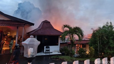 Potret Kebakaran Hebat Rumah Dinas Kapolda Papua Irjen Mathius Fakhiri