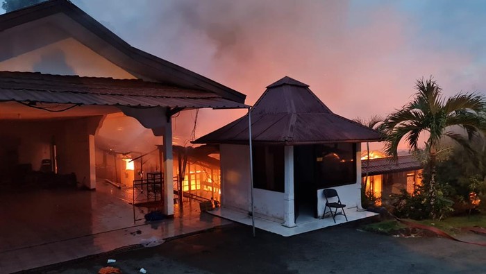 Kebakaran melanda rumah dinas Kapolda Papua Irjen Mathius D Fakhiri. Seluruh bangunan utama di rumahnya hangus akibat kebakaran pada Selasa, 17 Januari 2023.