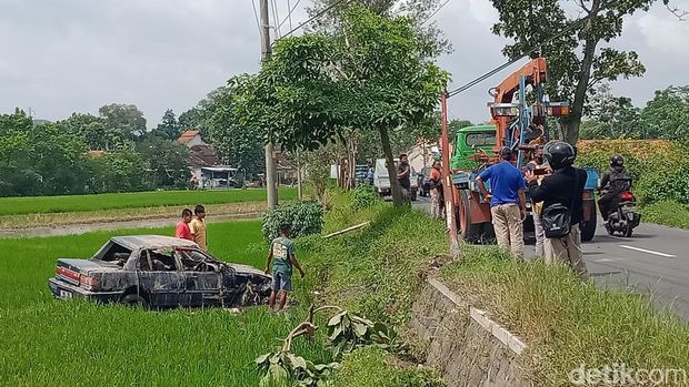 Mobil sedan masuk sawah di Desa Senden, Kecamatan Ngawen, Klaten.