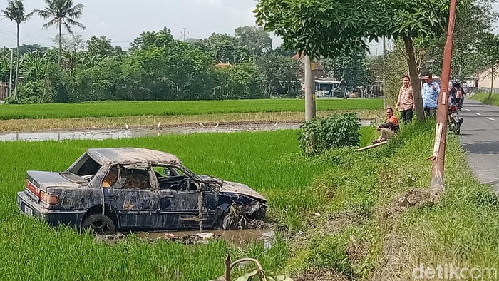 Mobil sedan masuk sawah di Desa Senden, Kecamatan Ngawen, Klaten.