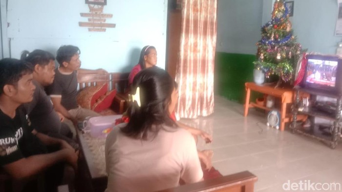 Keluarga Brigadir Yosua Hutabarat mengikuti jalannya sidang tuntutan Ferdy Sambo melalui televisi.