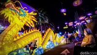 Festival lampion ini bertajuk The Biggest Lantern Festival in Indonesia. Sebanyak lebih dari 880 lampion unik berukuran besar dipamerkan di area outdoor mal. 