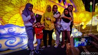 Festival lampion ini digelar untuk memeriahkan Imlek. Di sini, pengunjung bisa berfoto sepuasnya. 