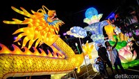 Sejumlah pengunjung tampak berswafoto. 