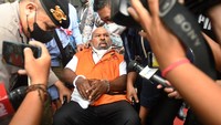 Lukas sempat berada di ruang penyidik KPK selama kurang lebih dua jam sebelum akhirnya dibawa ke RSPAD. Lukas Enembe nampak masih mengenakan rompi oranye dengan tangan diborgol.  