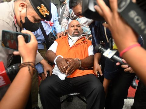 Gubernur Papua nonaktif Lukas Enembe (tengah, berkursi roda) menuju mobil tahanan di Gedung Merah Putih KPK, Jakarta, Selasa (17/1/2023). KPK menunda pemeriksaan Lukas Enembe sebagai saksi untuk tersangka Rijatono Lakka (RL) dalam kasus dugaan suap dan gratifikasi proyek infrastruktur di Provinsi Papua karena kondisi kesehatan Lukas menurun.