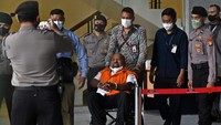 Pengacara Lukas Enembe, Petrus Bala Pattyona, mengatakan kondisi kesehatan kliennya menurun. Petrus mengaku mendengar informasi dari petugas KPK perihal Lukas Enembe sempat buang air besar saat menjalani pemeriksaan. Petrus lalu mengatakan kondisi kliennya yang menurun membuat tertundanya agenda pemeriksaan terkait perkara suap yang ditangani KPK.