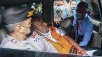 Gubernur Papua nonaktif Lukas Enembe (tengah) berada di dalam mobil tahanan di Gedung Merah Putih KPK, Jakarta. Lukas langsung digiring ke mobil tahanan. Setelah itu, iring-iringan mobil KPK terlihat mengawal mobil tahanan Lukas menuju RSPAD.