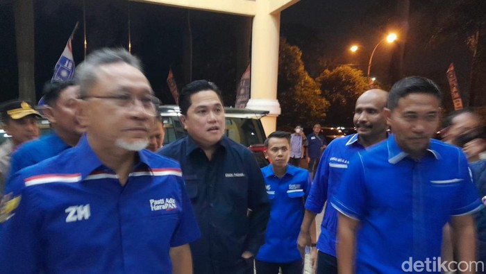 Ketua PAN Zulkifli Hasan dan Erick Thohir tiba di lokasi acara PAN di Medan. (Nizar Aldi/detikSumut)