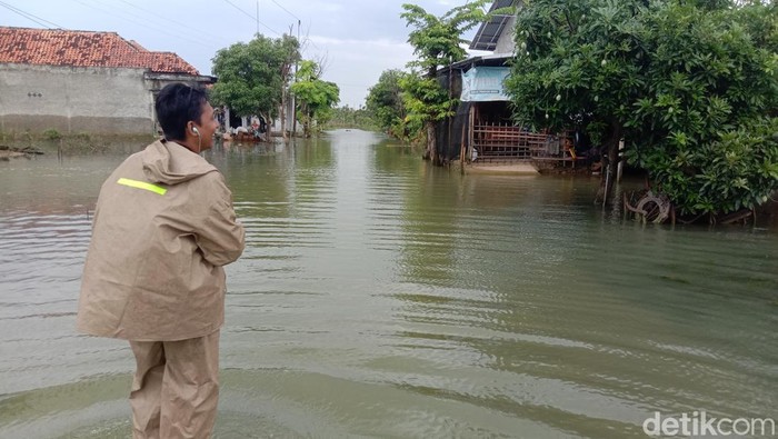 Kondisi jalan alternatif Pati-Kudus di Sukolilo, Pati, yang sudah 18 hari terendam banjir, Selasa (17/1/2023).