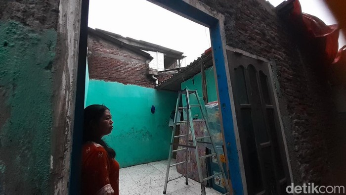 Kondisi rumah warga di Bandarharjo Semarang yang rusak akibat angin puting beliung, Selasa (17/1/2023).