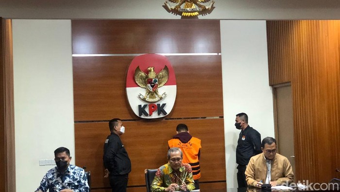 KPK Tahan Tersangka Kasus Korupsi Pengeloahan Anoda Logam