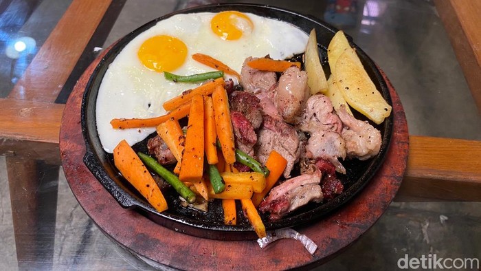 Kuliner kambing bakar viral di Bandung.