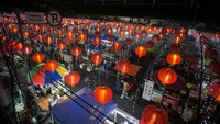 Panitia Imlek Solo memasang ribuan lampion di kawasan Pasar Gede untuk memeriahkan Tahun Baru Imlek.