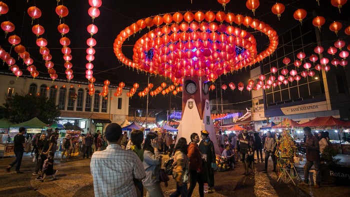 LAMPION IMLEK PASAR GEDE SOLO Warga berjalan-jalan di kawasan Pasar Gede yang dihiasi dengan lampion, di Solo, Jawa Tengah, Senin (16/1/2023). Panitia Imlek Solo memasang ribuan lampion di kawasan Pasar Gede untuk memeriahkan Tahun Baru Imlek dan sebagai daya tarik bagi wisatawan yang berkunjung ke Kota Solo. ANTARA FOTO/Mohammad Ayudha/tom.