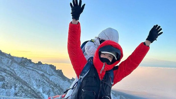 Potret Lee Si Young Daki Gunung Bersalju Gendong Anak yang Tuai Kecaman