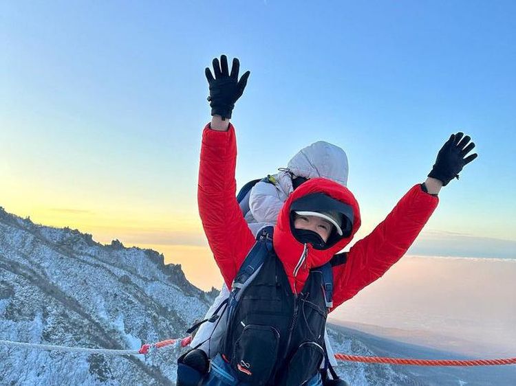 Potret Lee Si Young Daki Gunung Bersalju Gendong Anak yang Tuai Kecaman