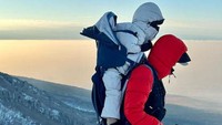 Di foto yang diunggah, Lee Si Young tampak menggendong sang putra sambil mendaki gunung. Foto: (dok. Instagram @leesiyoung38)