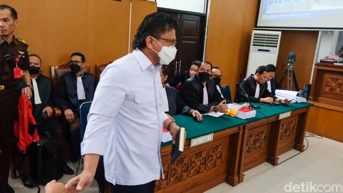 Eks Kadiv Propam Polri, Ferdy Sambo hadapi sidang tuntutan kasus pembunuhan Brigadir Yosua. Sambo tampak melambaikan tangan sambil memegang buku hitam.