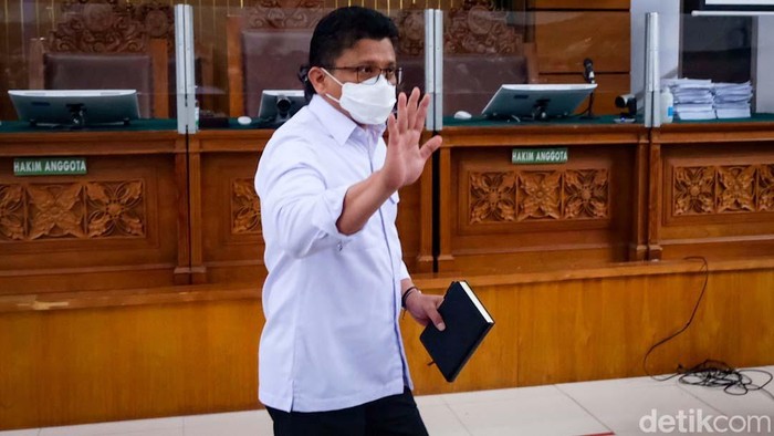 Eks Kadiv Propam Polri, Ferdy Sambo hadapi sidang tuntutan kasus pembunuhan Brigadir Yosua. Sambo tampak melambaikan tangan sambil memegang buku hitam.