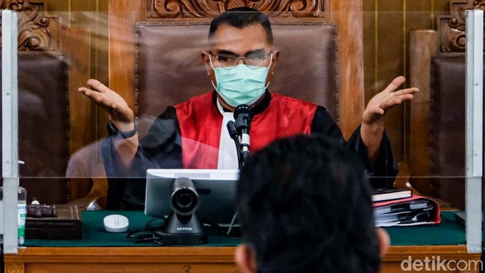 Eks Kadiv Propam Polri, Ferdy Sambo hadapi sidang tuntutan kasus pembunuhan Brigadir Yosua. Sambo tampak melambaikan tangan sambil memegang buku hitam.