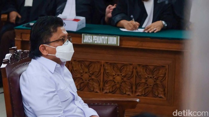 Eks Kadiv Propam Polri, Ferdy Sambo hadapi sidang tuntutan kasus pembunuhan Brigadir Yosua. Sambo tampak melambaikan tangan sambil memegang buku hitam.