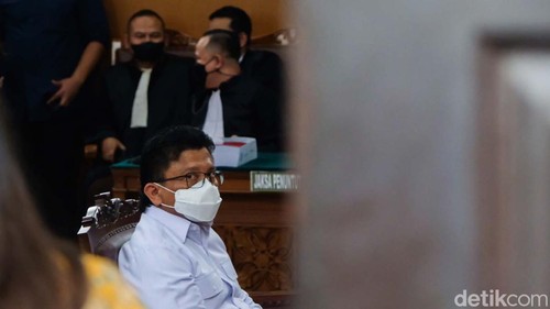 Eks Kadiv Propam Polri, Ferdy Sambo hadapi sidang tuntutan kasus pembunuhan Brigadir Yosua. Sambo tampak melambaikan tangan sambil memegang buku hitam.