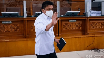 Lirikan dan Lambaian Tangan Ferdy Sambo Jelang Sidang Tuntutan