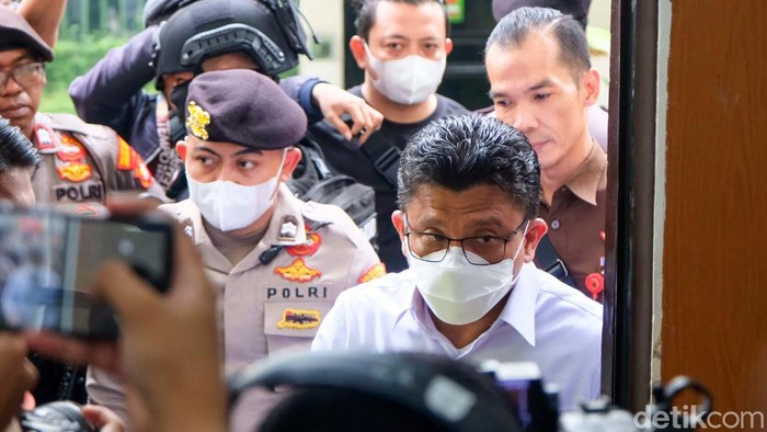 Lirikan dan Lambaian Tangan Ferdy Sambo Jelang Sidang Tuntutan Eks Kadiv Propam Polri, Ferdy Sambo hadapi sidang tuntutan kasus pembunuhan Brigadir Yosua. Sambo tampak melambaikan tangan sambil memegang buku hitam.