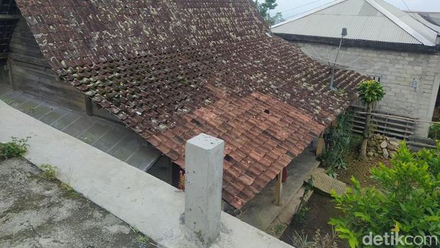 Lokasi kecelakaan sepeda motor nyungsep di atap rumah warga di Magelang. Foto diunggah Selasa (17/1/2023).