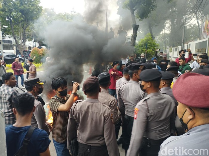 Mahasiswa Demo di Depan Kantor KPU