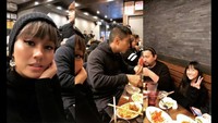 Penyanyi berusia 36 tahun ini sering membagikan momen kulinerannya di luar negeri, bareng teman dan keluarganya. Foto: Instagram/Pool