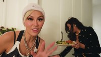 Punya kanal YouTube sendiri, Agnez Mo buat vlog santap makanan yang dihangatkan lewat microwave. Foto: Instagram/Pool