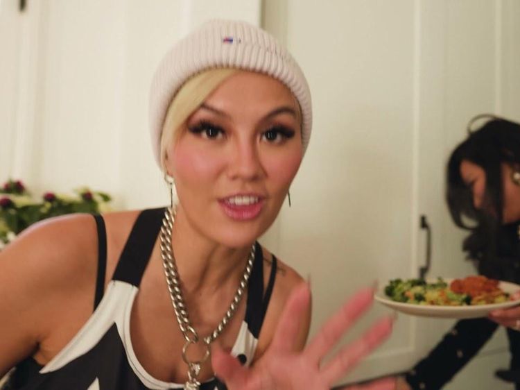 Makin Keren! Momen Agnez Mo Kulineran Bareng Keluarga dan Teman
