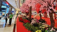 Pusat perbelanjaan tampak semarak dengan berbagai pernak-pernik untuk menyambut tahun baru China.