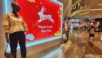 Selain dekorasi Imlek, biasanya pusat perbelanjaan juga akan menggelar berbagai diskon hingga atraksi barongsai.