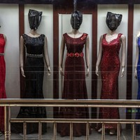 Akhirnya, pemerintahan Taliban melonggarkan aturan. Para pemilik toko tetap diperkenankan memajang maneken asalkan wajahnya tak terlihat. Walau lega larangan maneken dibatalkan, Bashir dan pemilik toko lainnya harus tetap memutar otak demi mencari cara agar maneken di toko mereka tetap terlihat menarik. (Foto: AP Photo/Ebrahim Noroozi)