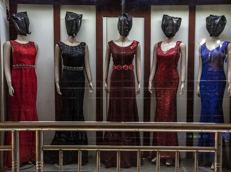 Potret Maneken Berkerudung-Bertopeng di Bawah Aturan Taliban