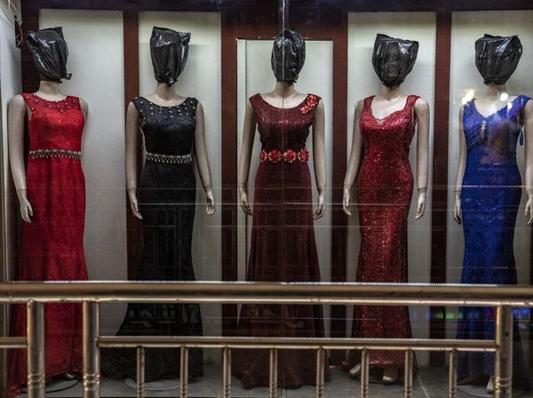 Foto: Cuma di Afganistan, Toko Baju Pajang Maneken Tapi Wajah Ditutup