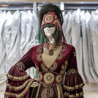 Ada pemandangan yang janggal di toko-toko pakaian di Kabul, Afghanistan. Tak seperti toko pakaian pada umumnya, semua toko di sana memajang maneken tak berwajah. Maneken di toko-toko tersebut, baik yang berbaju perempuan ataupun laki-laki, sebelumnya punya kehidupan yang normal. Mereka bebas bersolek dengan wajah yang terpampang nyata. (Foto: AP Photo/Ebrahim Noroozi)