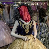 Namun, semuanya berubah sejak Taliban mengambil alih kota Kabul pada Agustus 2021. Muncul aturan yang mengharuskan pemilik toko untuk menyingkirkan semua maneken atau setidaknya tampil tanpa kepala.  Associated Press mengabarkan, media lokal menyebut aturan yang dikeluarkan oleh Kementerian Kebajikan juga dikenal sebagai kementerian polisi moral Taliban, mengacu pada interpretasi terhadap Syariat Islam yang melarang adanya patung atau gambar manusia. Kehadiran mereka berpotensi menjadi berhala yang bisa disembah manusia. (Foto: AP Photo/Ebrahim Noroozi)