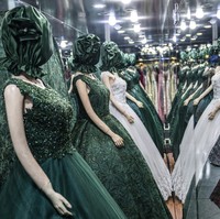 Para pemilik toko sempat keberatan dengan keputusan tersebut karena dapat berdampak pada bisnis mereka. Membuat maneken yang seatraktif mungkin adalah salah satu cara mereka untuk menarik calon konsumen untuk berbelanja di toko mereka. Apalagi perekonomian di Kabul sedang melesu pascapendudukan Taliban. Beli gaun pernikahan, gaun malam, atau baju tradisional tidak lagi menjadi prioritas. Orang lebih memikirkan urusan perut dan cara bertahan hidup, ujar Bashir, seorang pedagang pakaian di Kabul. (Foto: AP Photo/Ebrahim Noroozi)