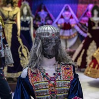 Maneken di Kabul bebas didandani dengan baju apapun, mau itu dengan gaun terbuka yang mengekspos tangan, atau baju tertutup yang syari selama wajahnya ditutup.Maneken berbaju pria pun demikian, boleh tampil asalkan wajahnya tak terekspos. Saya seperti melihat diri saya di balik jendela toko-toko ini, seorang perempuan Afghanistan yang tak dijamin hak-haknya, ujar seorang konsumen. (Foto: AP Photo/Ebrahim Noroozi)