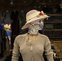 Aziz, seorang pemilik toko baju lainnya, tak habis pikir ada aturan yang mengharamkan sebuah maneken. Semua orang juga tahu fungsi maneken dan tidak ada yang mau menyembahnya. Di semua negara muslim, maneken hanya dipakai untuk memajang pakaian, tegasnya. (Foto: AP Photo/Ebrahim Noroozi)